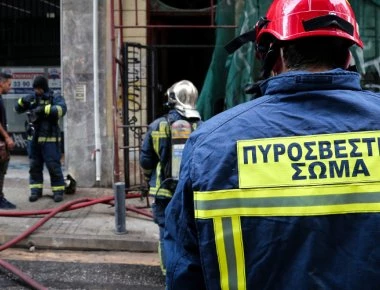 Φωτιά ξέσπασε σε κτίριο στου Ψυρρή - Στην ταράτσα οι ένοικοι (φωτό)